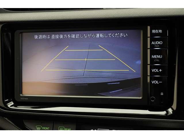 バックモニターがあれば車庫入れ時など、後ろが確認できて安心です。運転に自信がない方にはおすすめの装備です。ただし、バック時目視での確認も忘れずに。