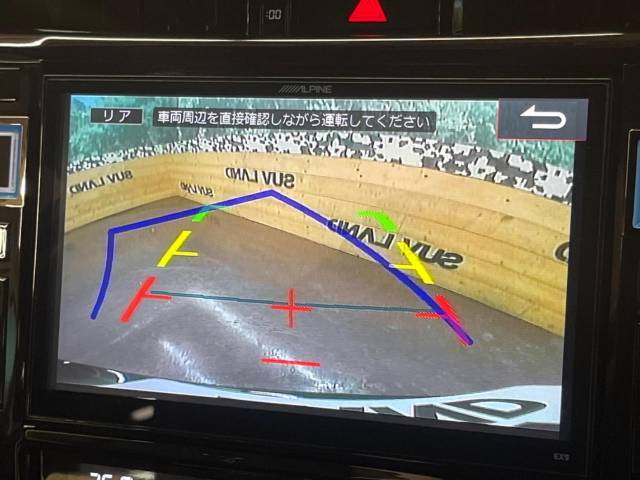 【バックカメラ】駐車時に後方がリアルタイム映像で確認できます。大型商業施設や立体駐車場での駐車時や、夜間のバック時に大活躍！運転スキルに関わらず、今や必須となった装備のひとつです！