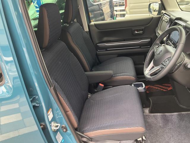 【フロントシート】高めのヒップポイントで見晴らしが良く、運転もしやすいですよ◎運転席アームレストがついているので長距離運転時の疲労軽減になりますよ◎