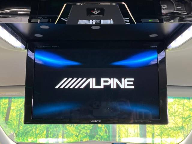 【ALPINE12.8型リアビジョン】カーナビで再生したDVD映像などを後席で観られるリアビジョン。前席と後席でそれぞれが楽しめるダブルゾーン機能も。ドライブがより楽しくなります。