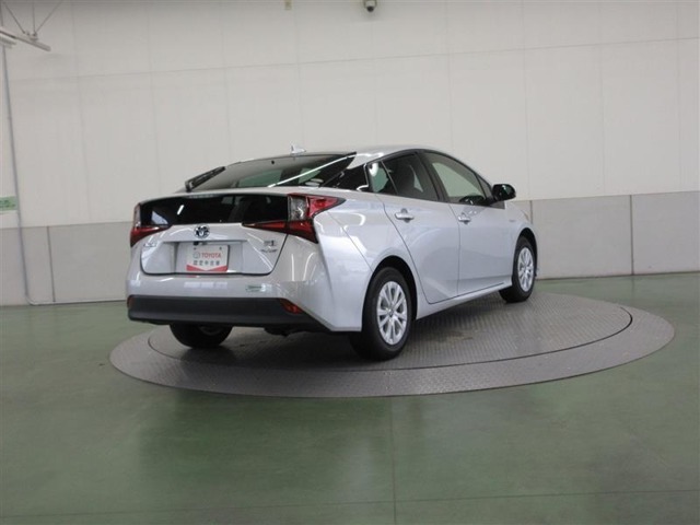 高級車の定番「ダブルウィッシュボーン式」のリヤサスペンションを採用。質感に優れた、心地よい乗車感を実現しています。