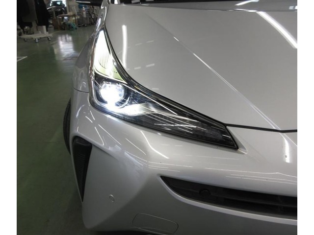 1灯の光源でハイ・ローを切り替えられるBi-Beam LEDランプ。通常ランプの2倍以上明るく約10年のロングライフです。