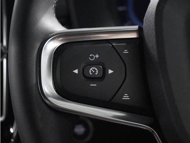 設定した速度を上限に、前方車両との車間距離を自動的に調整しながら加速、巡航、減速を交通の流れに合わせて自動で行う全車速追従機能付ACC（アダプティブ・クルーズ・コントロール）を標準装備しています。