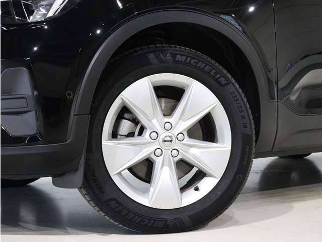 シルバーの5スポーク7.5J×18インチアルミホイール。衝突回避・被害軽減ブレーキシステムをはじめとする先進安全・運転支援機能を標準装備。