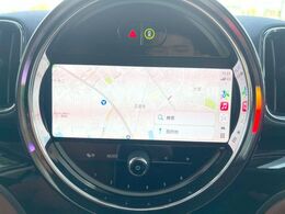 ●Apple　Car　Play：スマホとの有線接続で、ナビ・オーディオ再生などスマホのアプリ機能が画面でも使える便利機能です！