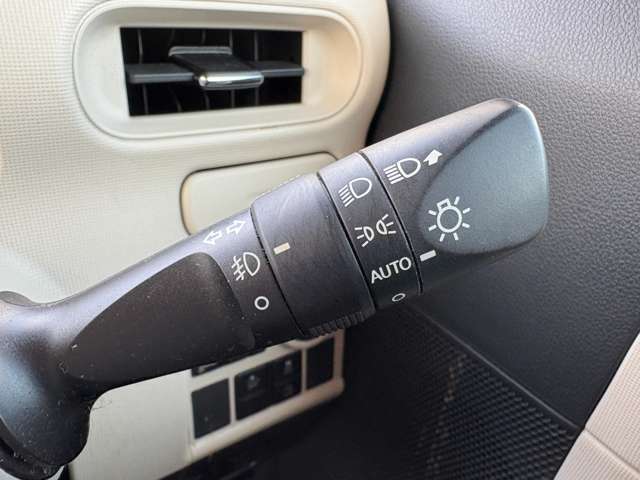 「オートライト」　暗くなると自動でライトが点灯し、安全運転を手助け！