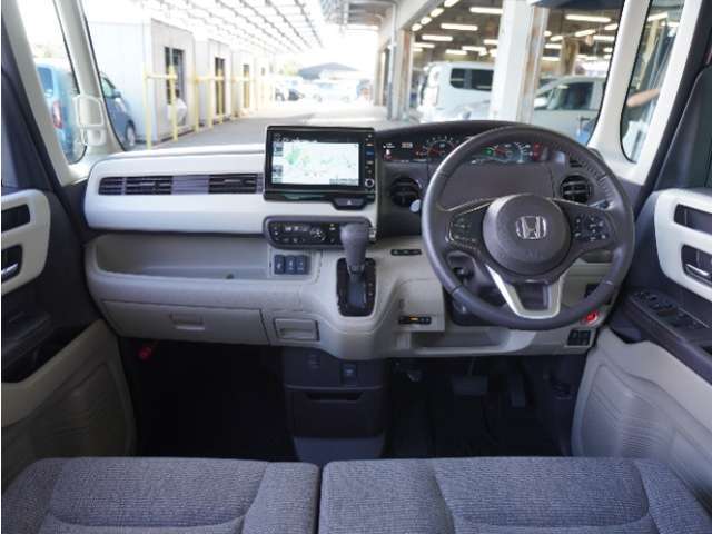 ◆視界広々で非常に運転しやすくロングドライブでも疲れを感じさせないすっきりとまとまったインパネ周りです。
