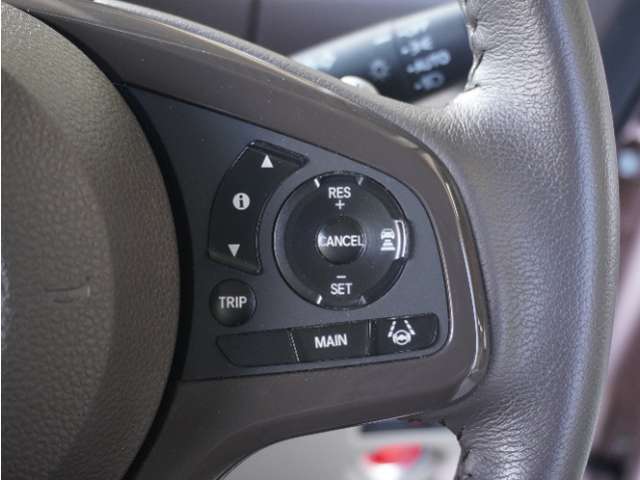 ◆アダプティブクルーズコントロール◆予め設定した車速内でクルマが自動的に加減速。前走車との適切な車間距離を維持しながら追従走行します。【LKAS】車線維持支援システムでステアリング操作を支援。