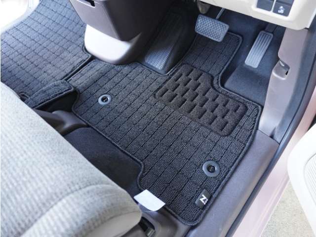 Honda認定中古車に新品の純正フロアマットを装着しました。気分よくドライブをお楽しみいただけます♪