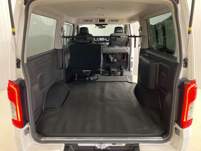 セカンドシ-トを畳めば長い荷物も積むことが出来るのでお仕事に使う時も便利です。