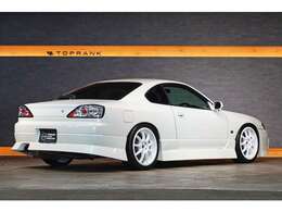 ご来店が難しいお客様にはLIVE商談でお車のご案内が可能です。詳細は店舗スタッフまでお問い合わせください。