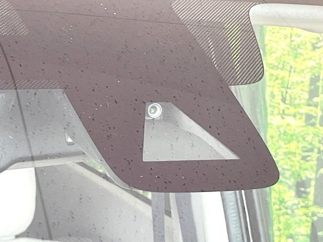 【エマージェンシーブレーキ】走行中に前方の車両等を認識し、衝突しそうな時は警報とブレーキで衝突回避と被害軽減をアシスト。より安全にドライブをお楽しみいただけます。