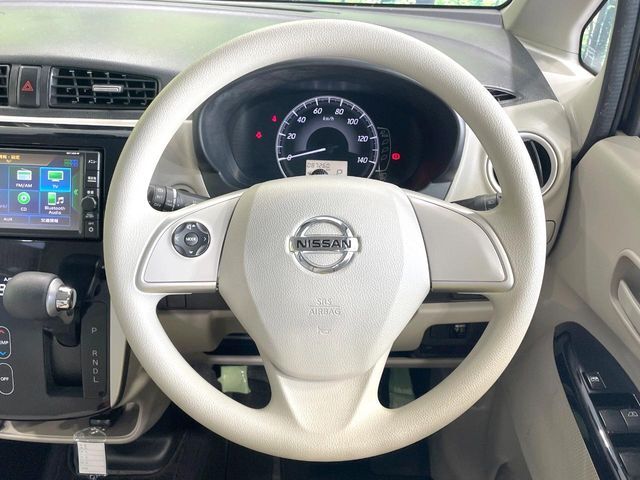 インテリアに合わせたデザインのステアリングは、運転される方のことも考え、運転しやすい形状、大きさです。是非一度、実際に触ってお確かめください。
