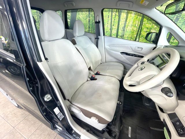 運転席シート廻りは使用感も少なく、良好な状態となっています。丁寧に使われていたことがよくわかりますね。