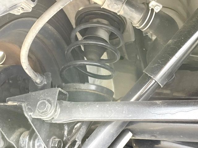 お車を安心してお乗りいただく為には、足回りの定期点検が欠かせません。サービスサポート（有償保証）では無料点検もご提供しており、安心のカーライフをお過ごしいただけるサポート体制が整っています。