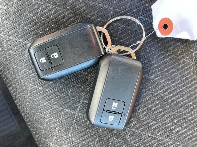 携帯リモコンを身に付けていれば、ドアの施錠・解錠や、ブレーキを踏んだ状態でのエンジンのスタート・ストップも、指先ひとつでワンタッチ操作できます