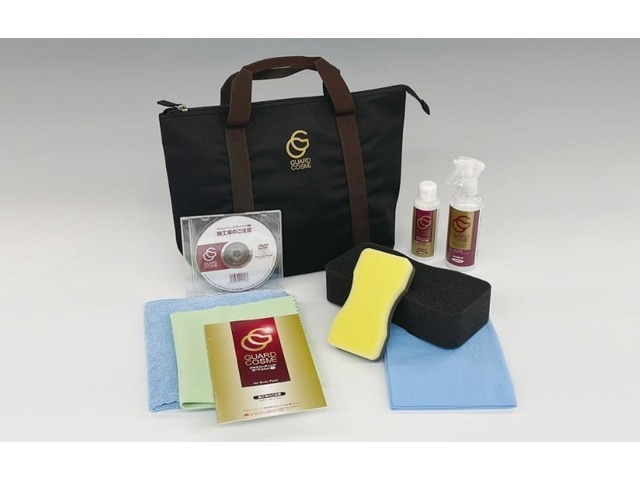 直線的に水が滑り落ちる滑水性能が高く、長期間の光沢と防汚性を持ちます。日常のお手入れは簡単な水洗いだけで汚れを除去できます。水洗いで落ちない汚れが付着した場合は、付属のメンテナンス剤をご使用ください。