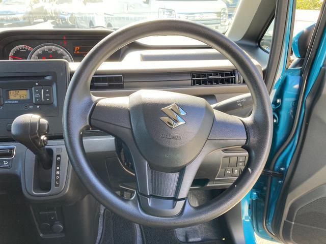 運転席前方は右左折時に横断歩行者や道路状況を把握しやすいピラーやドアミラー位置などの最適化により、見渡しやすい視界の広さを確保しています