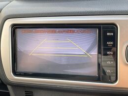 【バックカメラ】駐車時に後方がリアルタイム映像で確認できます。大型商業施設や立体駐車場での駐車時や、夜間のバック時に大活躍！運転スキルに関わらず、今や必須となった装備のひとつです！