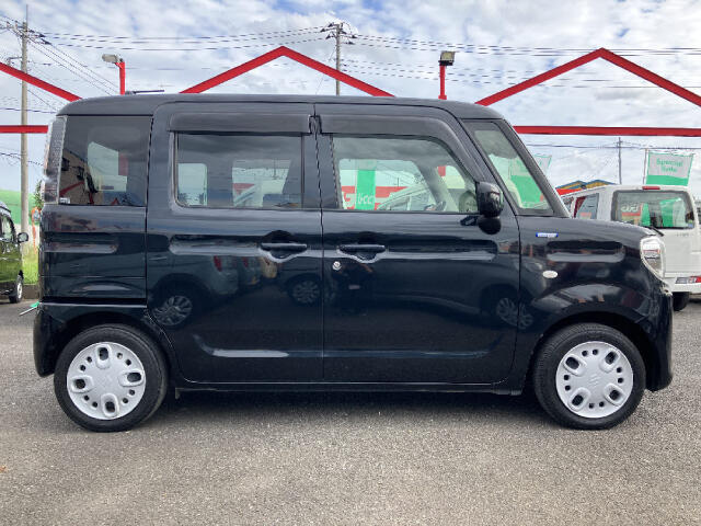 ゴールドプランは1年間の保証で走行距離は無制限となります。エアコン、パワーウィンドウ、オーディオ等、消耗品以外は保証の対象で、安心のカーライフをお約束！さらに1年間のオイル交換無料の特典もついてきます