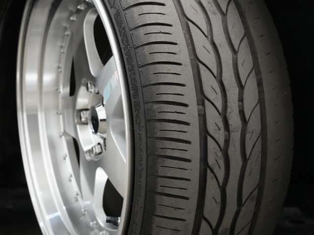 別途費用で新品タイヤに交換可能で御座います。