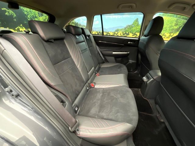 後部座席も気になるようなキズ・汚れやへたり等、大きなダメージはなく、良好な状態です。