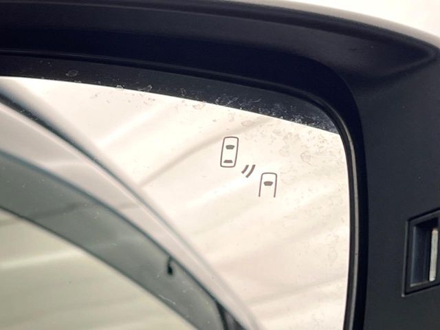 【リヤビークルディティクション】走行中、ドアミラーの死角になりやすい箇所に後続車が接近するとサイドミラー付近に警告を表示、ドライバーに注意喚起と、万一の際はハンドル操作をアシストをします。