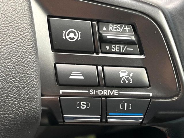 【全車速追従機能付クルーズコントロール】高速道路での長距離走行が楽に！！自動で速度を保つクルーズコントロールが、衝突軽減システムと連携し、前方の車両を感知して車間を保つように速度調節してくれます！！