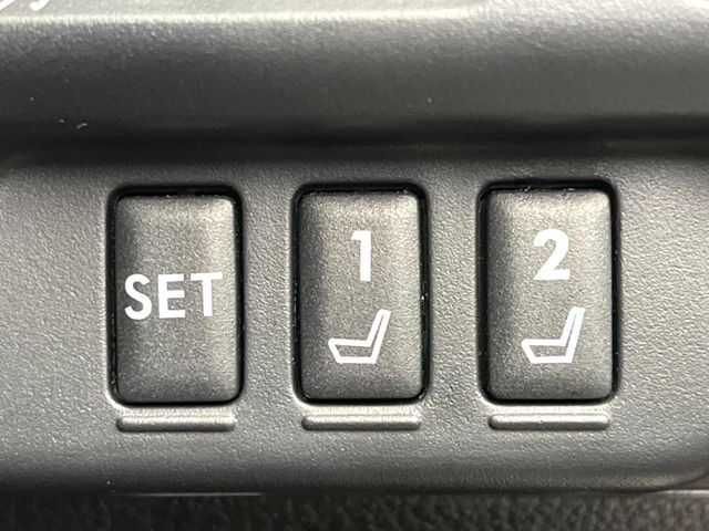 【メモリー機能付きパワーシート】ドライバーごとに設定したシート位置を記憶して、ボタン一つで切り替えできる便利な機能！運転する方が複数名いらっしゃるご家庭におすすめです♪