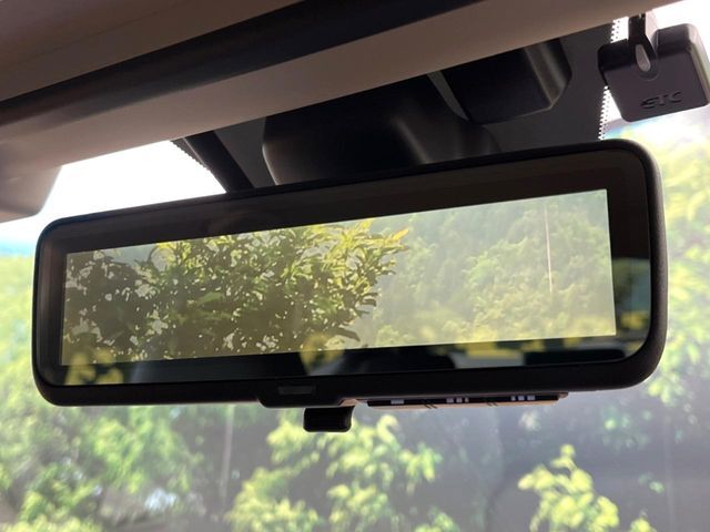 【スマートリヤビューミラー】後席の大きな荷物や同乗者で後方が確認しづらい時でも安心！カメラが撮影した車両後方の映像をルームミラー内に表示。クリアな視界で状況の確認が可能です！