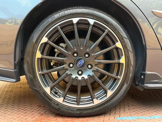 【グレード専用純正18インチアルミホイール】デザイン性の高い純正アルミホイールを装着しております。各種社外アルミホイールや、スタッドレスタイヤも取扱いしております。是非ご相談ください♪