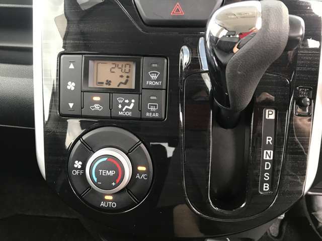 快適オートエアコン装備です。