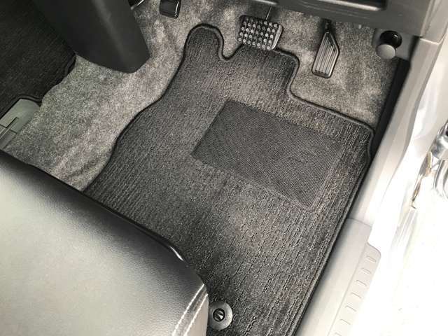 運転席フロアをご覧ください。