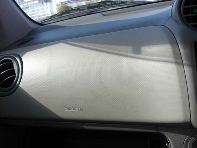 助手席エアーバックついてます.