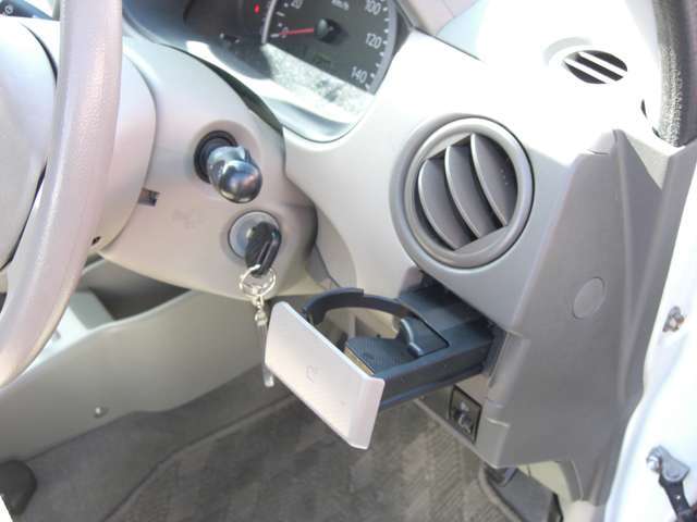 ドリンクホルダー付いてます.