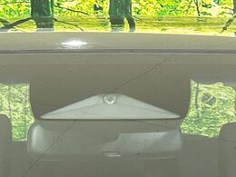 【ホンダセンシング】走行中に前方の車両等を認識し、衝突しそうな時は警報とブレーキで衝突回避と被害軽減をアシスト。より安全にドライブをお楽しみいただけます。