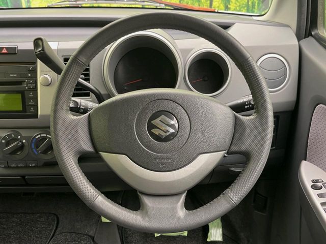 インテリアに合わせたデザインのステアリングは、運転される方のことも考え、運転しやすい形状、大きさです。是非一度、実際に触ってお確かめください。