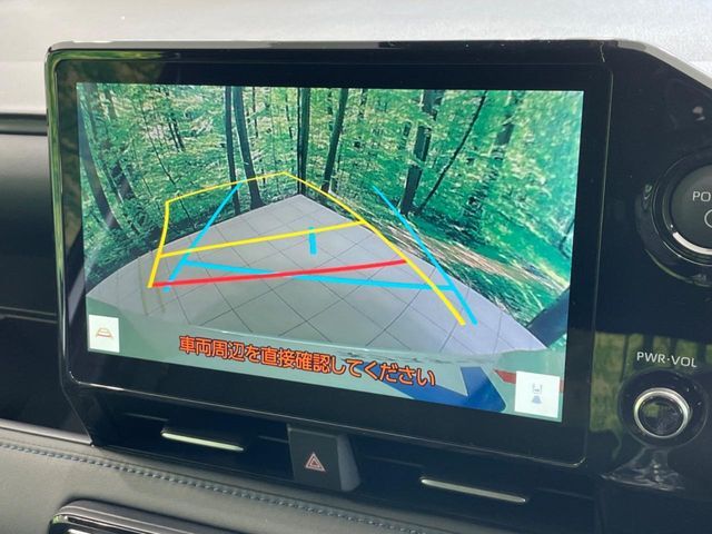【バックカメラ】駐車時に後方がリアルタイム映像で確認できます。大型商業施設や立体駐車場での駐車時や、夜間のバック時に大活躍！運転スキルに関わらず、今や必須となった装備のひとつです！