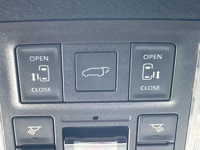 【パワーバックドア】スマートキーや運転席のボタンを押すだけでリアゲートが自動で開閉します！荷物を持っている時や、高い位置にあるバックドアを閉める際に便利な機能です♪