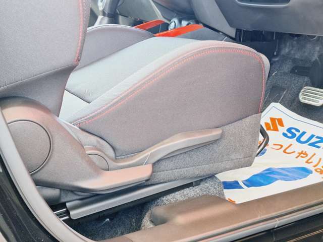 運転席は座高に合わせて座面の高さを調節できます。