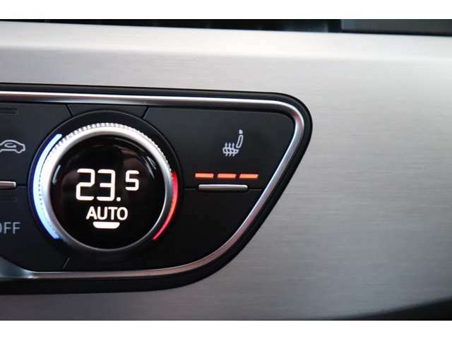 運転席、助手席共にシートヒーターを装備。3段階での温度調整が可能です。