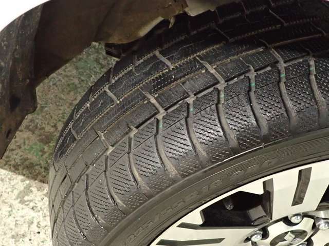 スタッドレスタイヤ装着済み！タイヤの溝はこのようになっております。