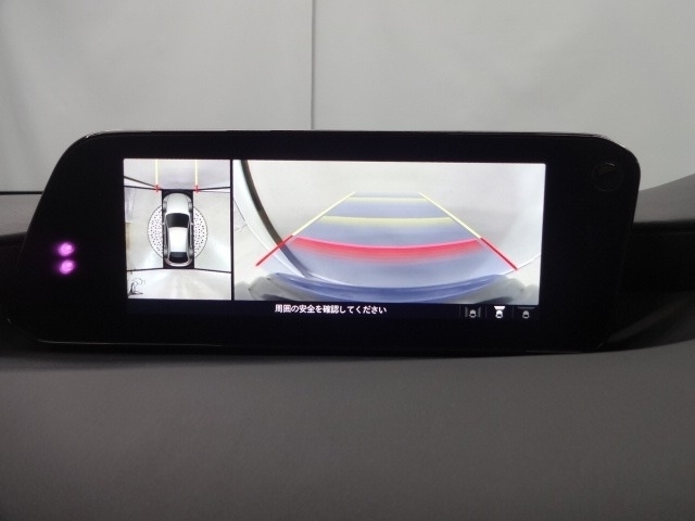 狭い場所での駐車やすれ違いなどでより的確な運転操作に役立つ360°ビューモニターが装備されています。