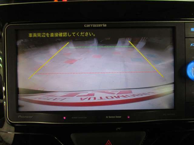 【バックモニター】後ろのカメラの映像をモニターに映し出すことができます！後方の見えない死角や、障害物との距離感をしっかり確認することができます！駐車が苦手な方におすすめです。