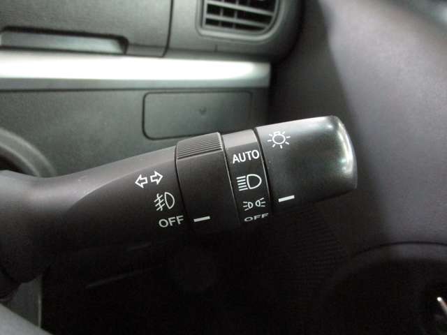 【オートライト（AUTO）】外の明るさをシステムが感知して、自動でヘッドライトが点灯します！ヘッドライトをつけ忘れを防ぐ便利機能です。