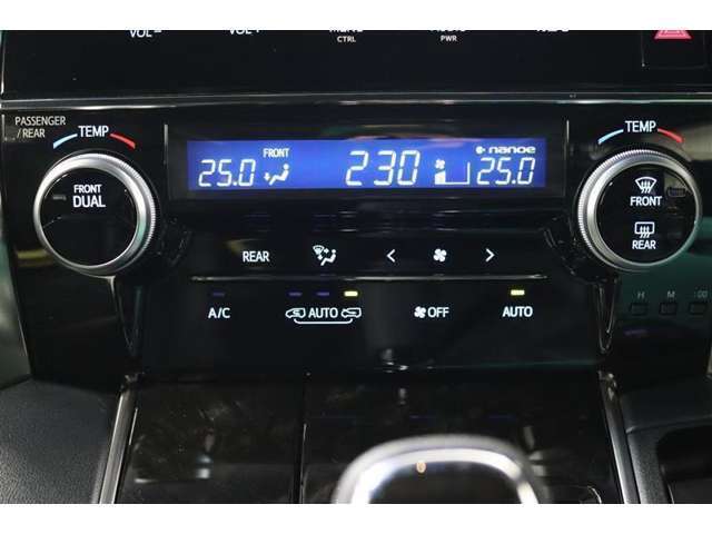 運転席と助手席、それぞれ温度調節ができ、オールシーズン快適なオートエアコンとなっております！