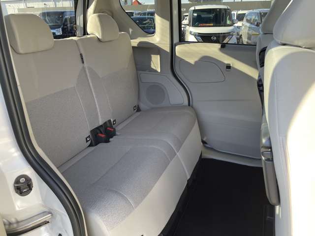 足元ゆったりの後部座席！大人二人が並んで座っても広々空間でドライブをお楽しみいただけます★