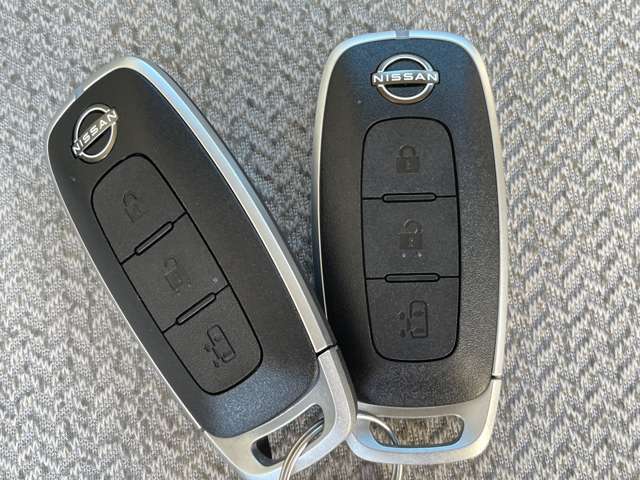 ★インテリジェントキー★バッグやポケットの中に入れたままでもドアのスイッチを押すだけでドア・バックドアを開閉可能。お買い物で手が塞がりがちな女性にも嬉しい装備です