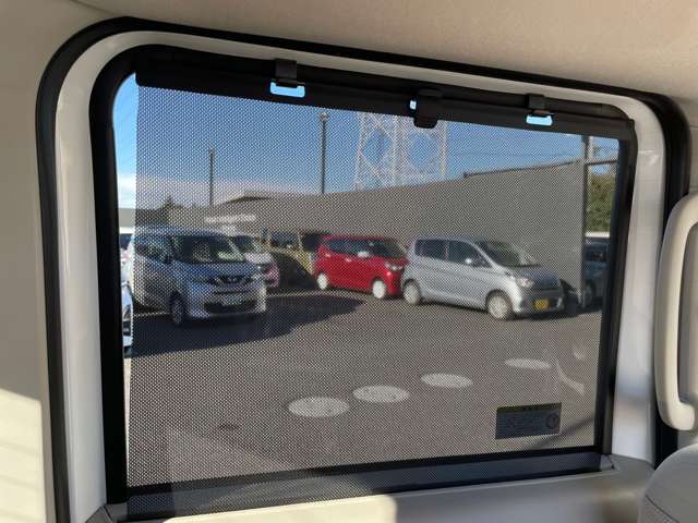 日差しの強い時には、プライバシーガラスに加え、ロールサンシェイドが、あなたを守ります。