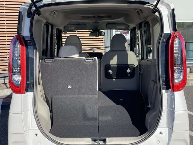 シートを倒すと、さらにお荷物を載せられます。